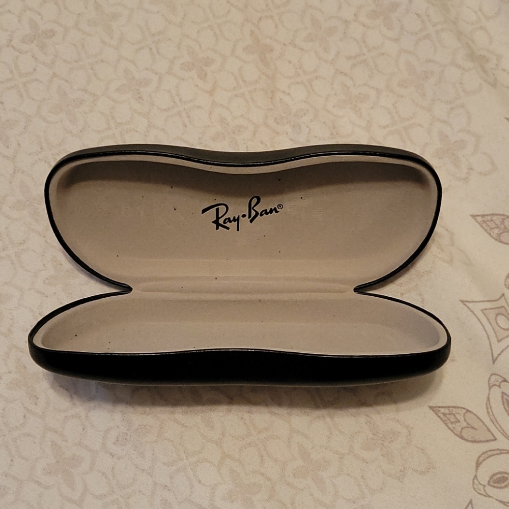 Ray Ban glasses case 🙋🏾‍♀️ - Picture 4 of 4